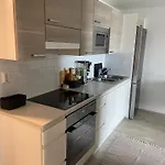شقة One Bedroom Flat By The With Cooling And Terrace *