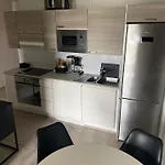 شقة One Bedroom Flat By The With Cooling And Terrace *