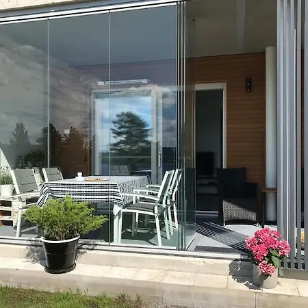 Lägenhet One Bedroom Flat By The Lake With Cooling And Terrace